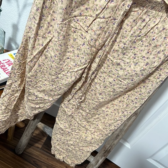 Vintage Croft & borrow petite floral 2 piece pant set, fit like a medium - Picture 2 of 5
